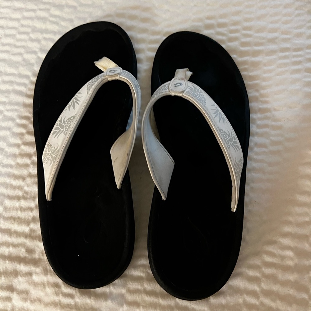 OluKai Black and White Sandals Comfortable Beachwear 7.5